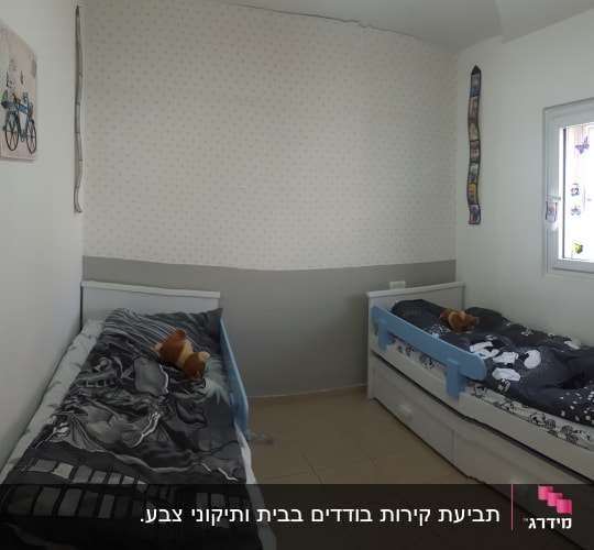 קיר צבוע בשני גוונים עם טפט מנוקד
